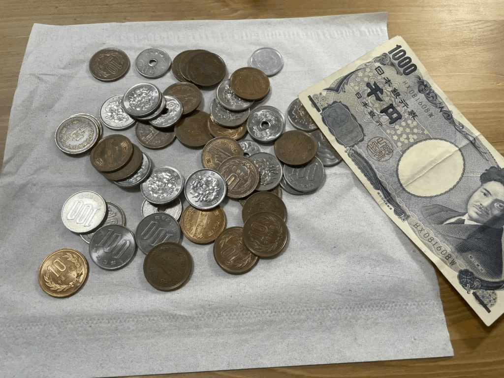 実際にティッシュの上に、硬貨を広げて手持ちの金額を数えた様子